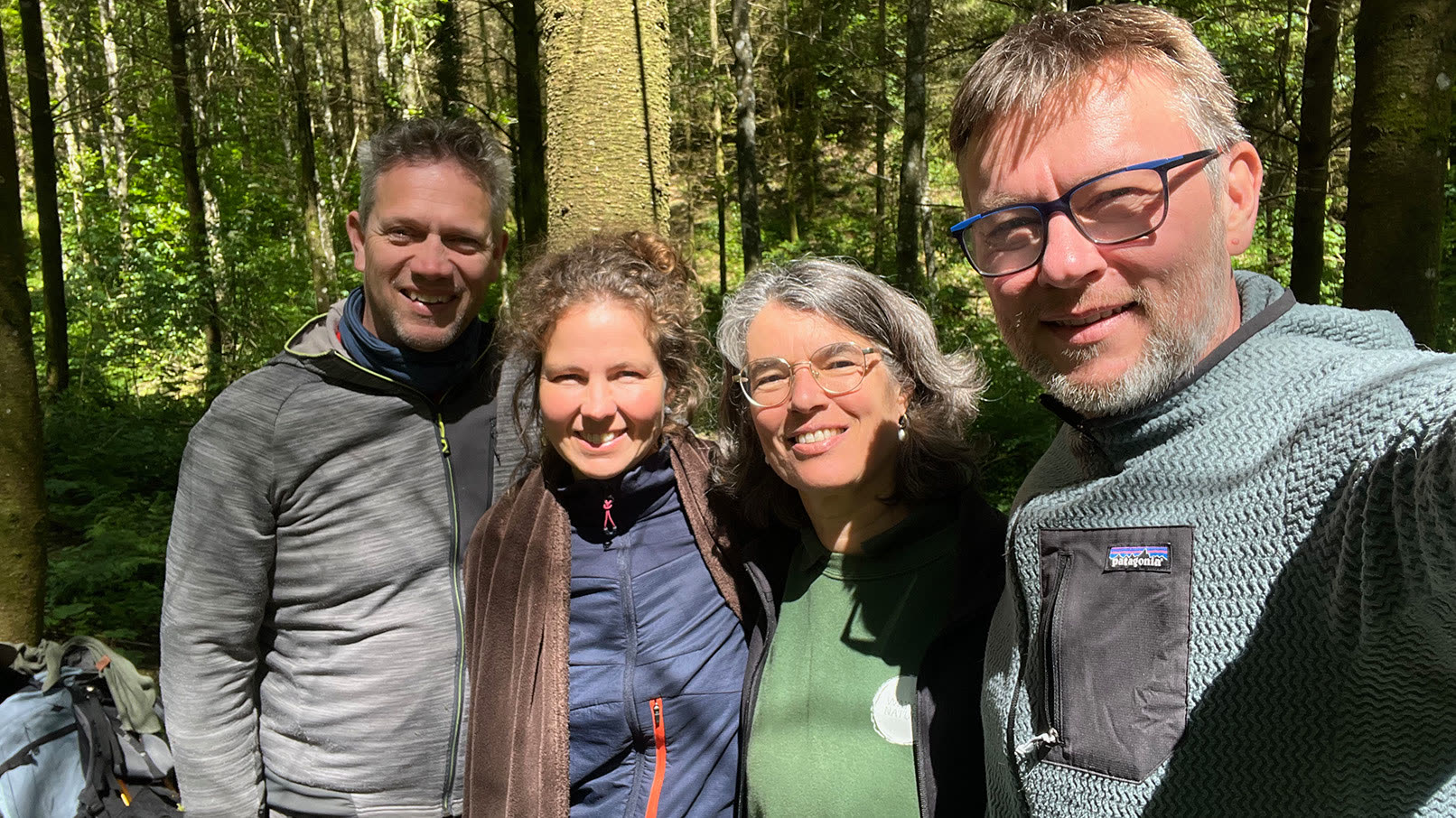 Het kernteam van Way of Nature Lage Landen samen in het bos: Joost, Karen, Annemieke en Richard